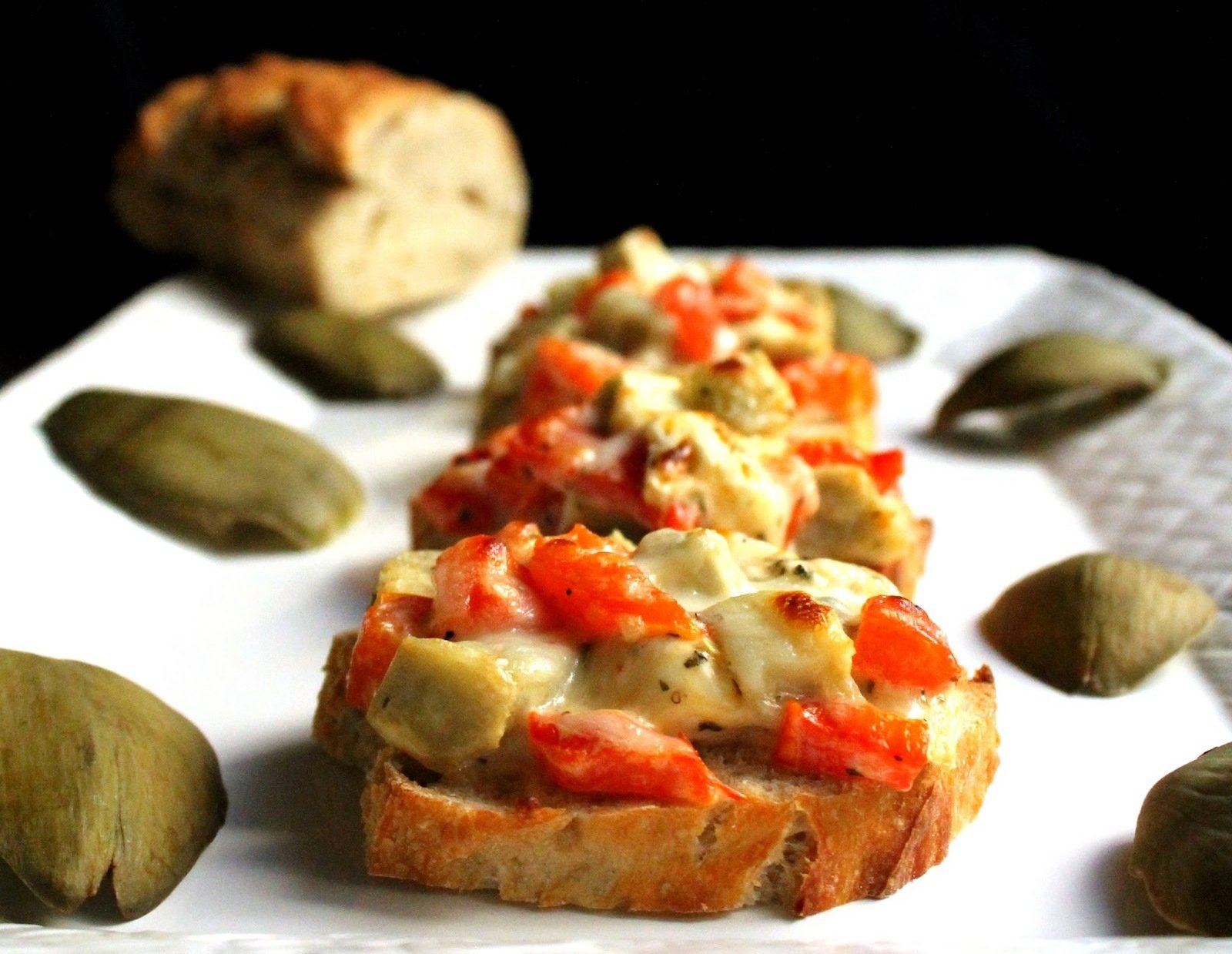 Брускетты с артишоком и томатами