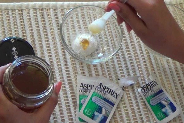 Аспириновая маска из меда и молока