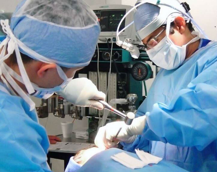 Хирурги делают операцию Хирурги делают операцию