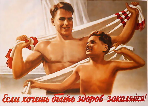 Папаи сын обтираются полотенцами